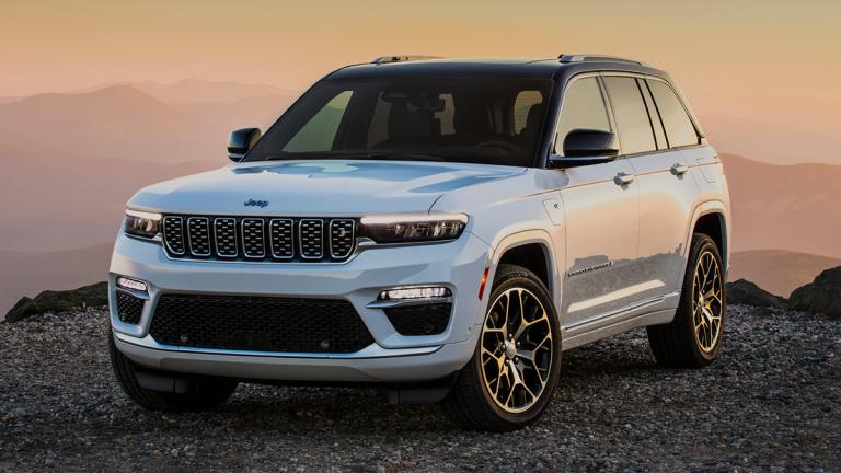 The 2022 Jeep Grand Cherokee Summit reserve in white.